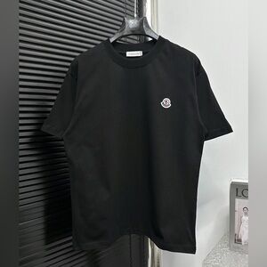 Round-neck T-shirt with a masked couple's bottom